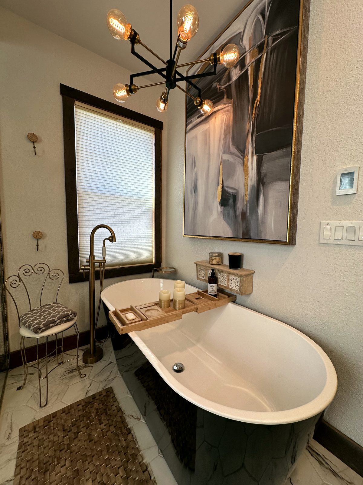 Freestanding soaking tub with bath tray