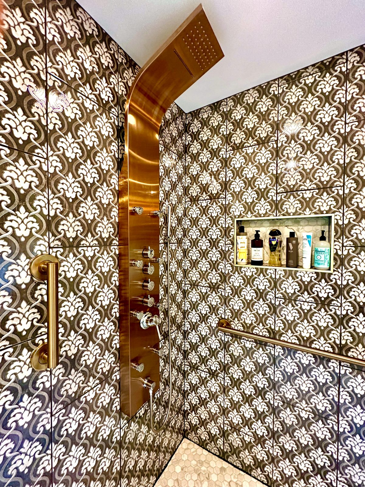 Walk-in shower with multiple body jets