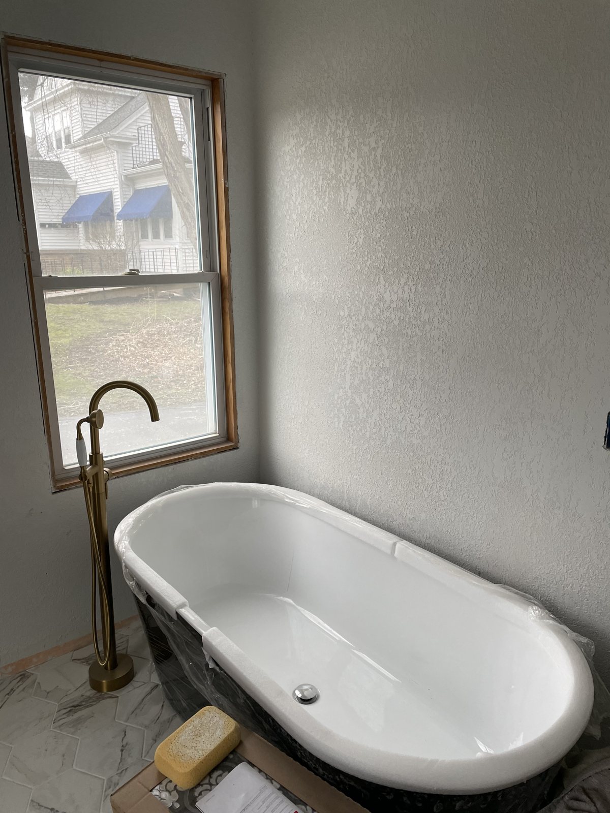 Apr 2022 · The soaking tub arrives